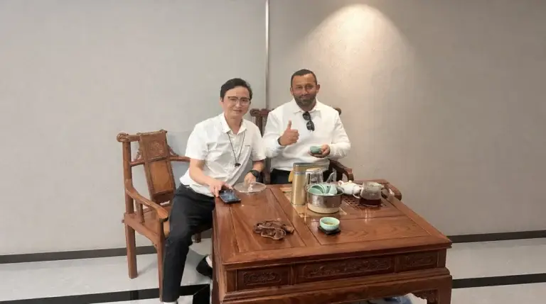 Saudi business guest with Ruihan Energy host at traditional Chinese tea table